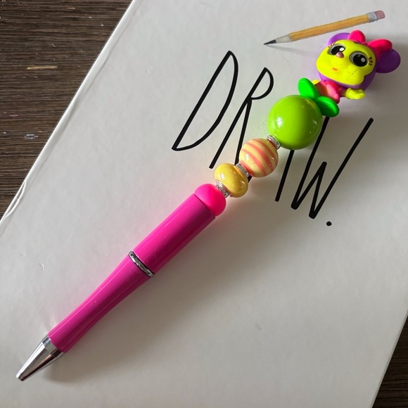 Disney Doorables: Mickey Mouse & Friends: Minnie Mouse handmade beaded pen - Picture 2 of 3